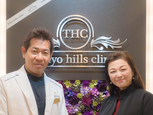 受付前で並ぶスタッフ  
