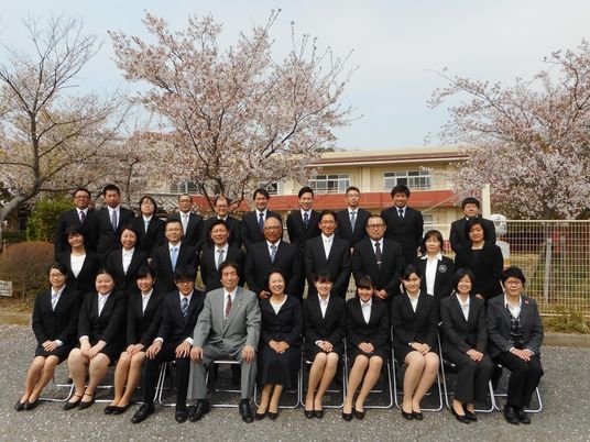 桜前のスタッフ集合  
