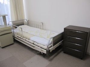 シンプルな居室のベッド