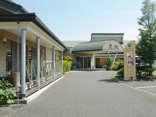 施設の外観と看板  