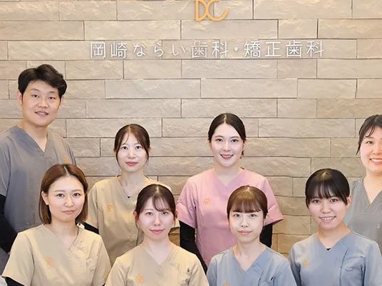 笑顔のスタッフ集合  