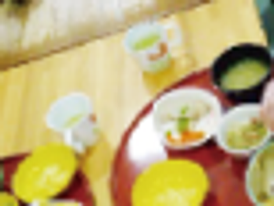 温かい食事のテーブル