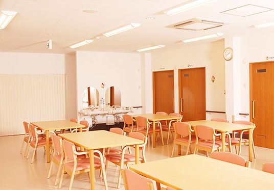 光が差し込むダイニングルーム