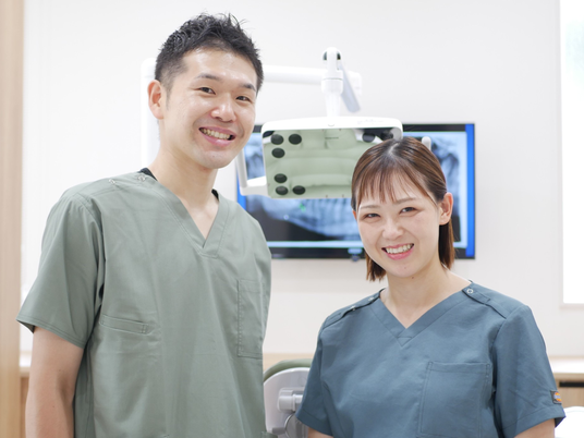 笑顔のスタッフと診療室  