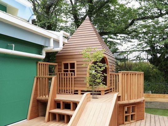 木製遊具の中庭  