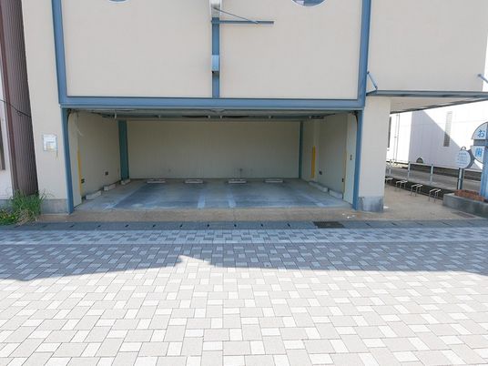 建物前の駐車場  
