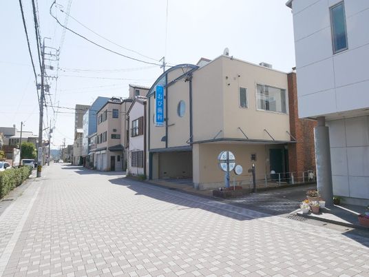 通りに面した外観  