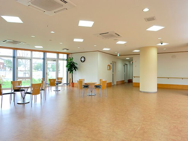 広々としたラウンジ ラウンジ 自然光が差し込む明るい空間で、リラックスした時間を過ごせます。開放感があります。