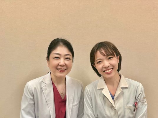 笑顔のスタッフ2人  