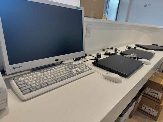 ノートPCが並ぶデスク  
