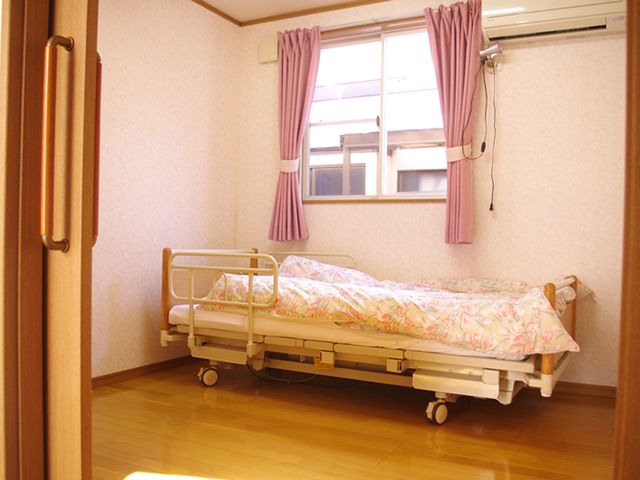 光が差し込む居室 居室 日差しが心地よく入る居室です。ベッド周りは木の温もりが感じられるデザインになっています。