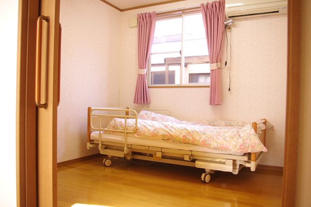 光が差し込む居室 居室 日差しが心地よく入る居室です。ベッド周りは木の温もりが感じられるデザインになっています。