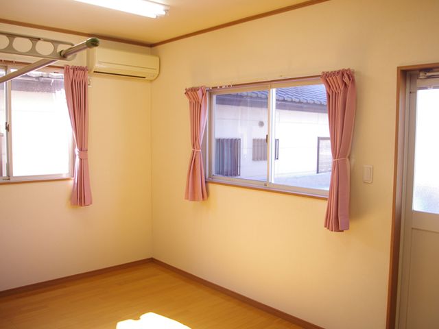 明るい空間の居室 居室 自然光がたっぷり差し込む居室です。快適に過ごせる明るい空間が広がっています。