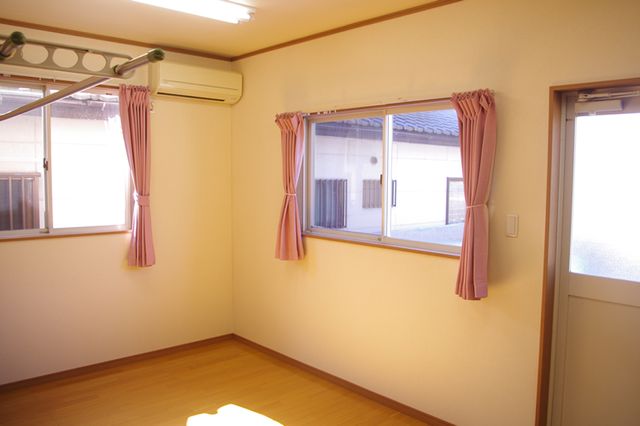 明るい空間の居室 居室 自然光がたっぷり差し込む居室です。快適に過ごせる明るい空間が広がっています。