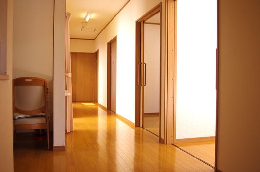 光が差し込む廊下
