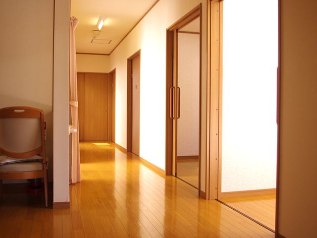 光が差し込む廊下 廊下 自然光が溢れる廊下は、温かみのある木の床で心地良い雰囲気です。