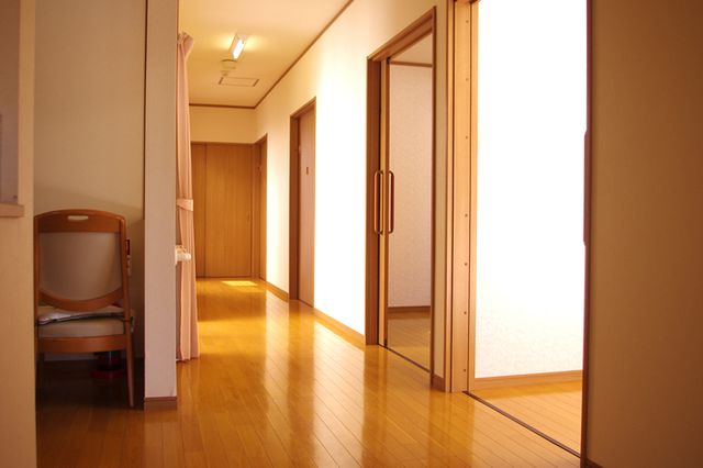 光が差し込む廊下 廊下 自然光が溢れる廊下は、温かみのある木の床で心地良い雰囲気です。