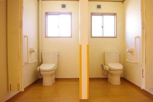 二つの清潔なトイレ空間