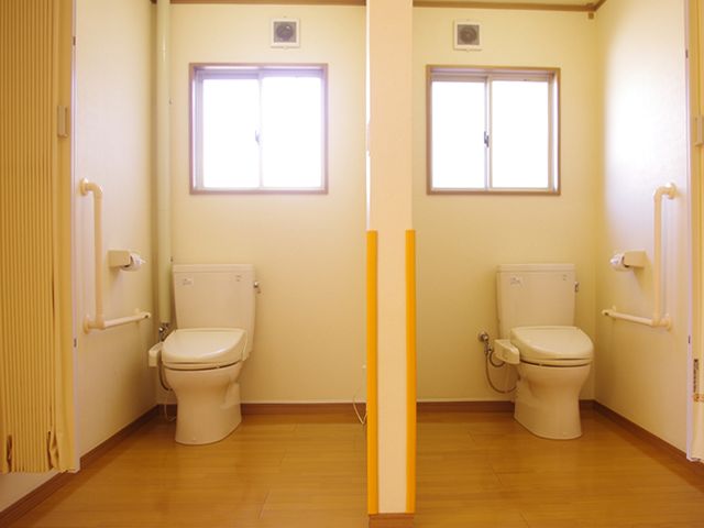 二つの清潔なトイレ空間 トイレ 明るい窓から自然光が差し込む、清潔で使いやすいトイレです。安心して利用できます。
