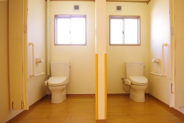 二つの清潔なトイレ空間 トイレ 明るい窓から自然光が差し込む、清潔で使いやすいトイレです。安心して利用できます。