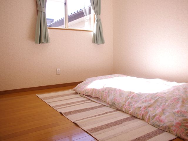 日差しの入る居室 居室 柔らかな自然光が差し込む寝室です。リラックスできる静かな空間で、充実した時間を過ごせます。