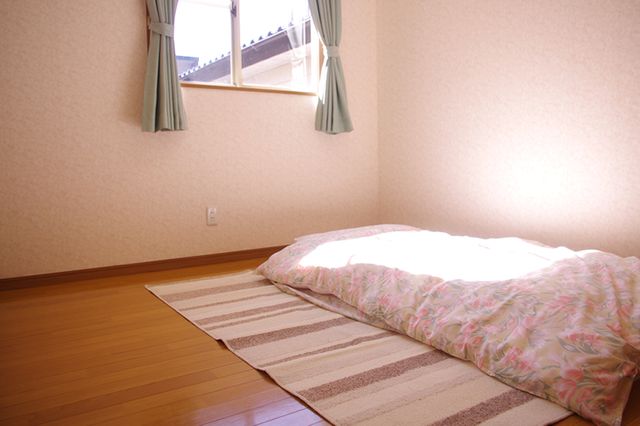 日差しの入る居室 居室 柔らかな自然光が差し込む寝室です。リラックスできる静かな空間で、充実した時間を過ごせます。