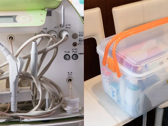 機器の配線が見える作業台  