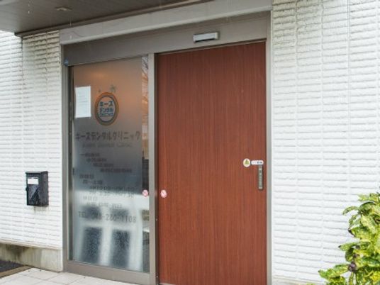 木目調の出入口  