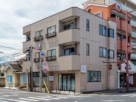街角の外観  