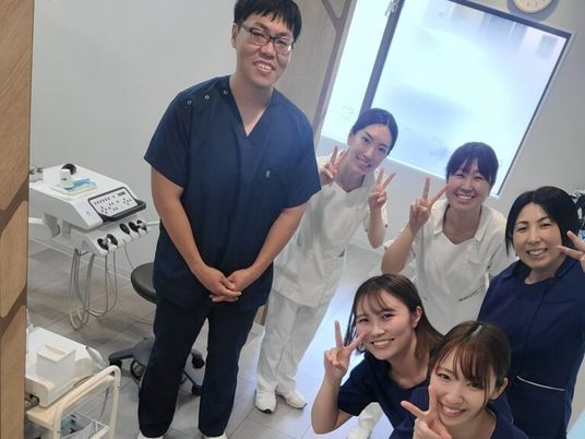 笑顔のスタッフが集まる機能訓練室  