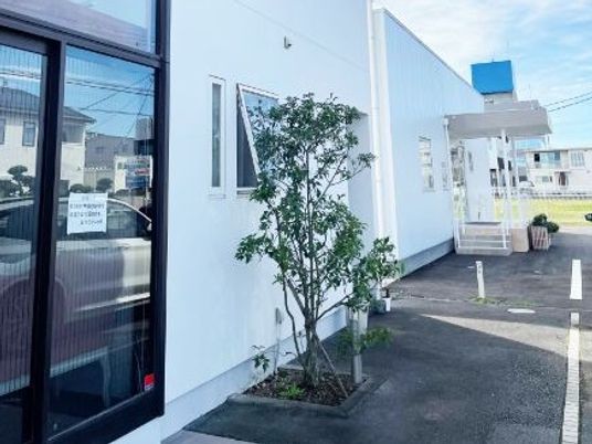 白い建物のエントランス  