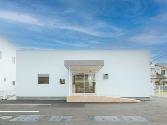 白い建物の正面外観  