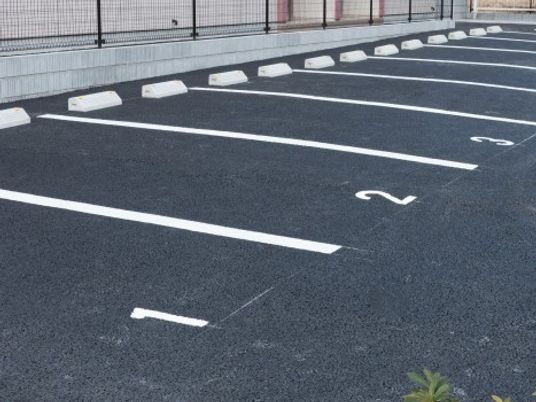 駐車場の区画線  