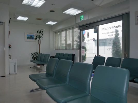 待合の椅子が並ぶロビー  