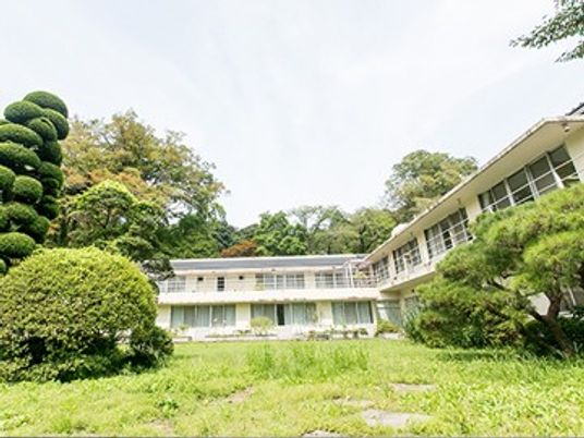 緑に囲まれた建物外観  