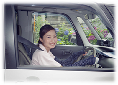笑顔のスタッフの運転手