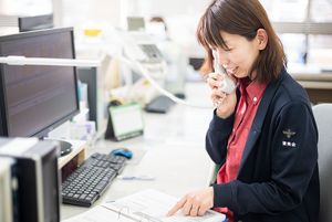 明るいオフィスで働く女性