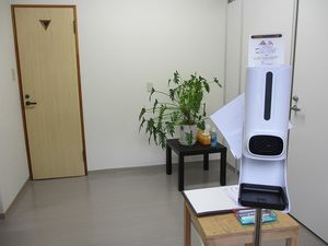 手指消毒設備のある廊下