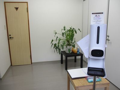 手指消毒設備のある廊下