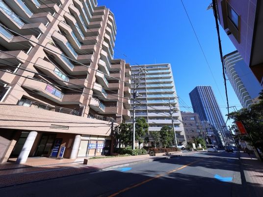 街路沿いの建物外観