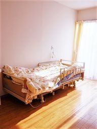 明るい寝室と柔らかな光