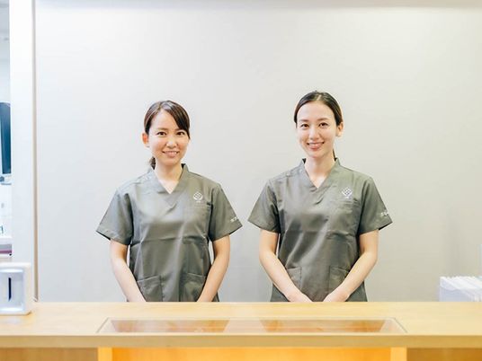 受付で並ぶスタッフ  