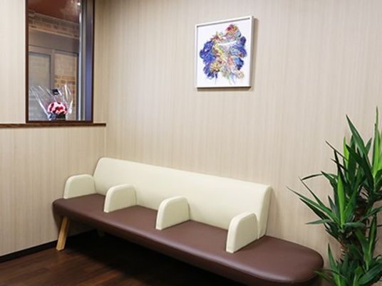 明るい待合ソファのある部屋  