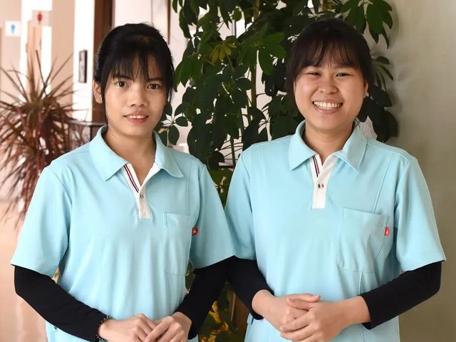 スタッフ2人の廊下  