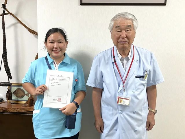 職員2人の記念撮影  
