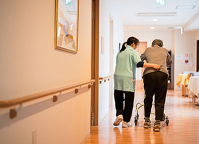 支援員と利用者の廊下