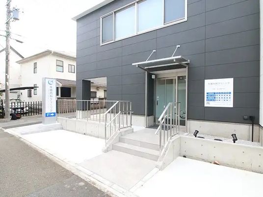 明るい建物の玄関外観  