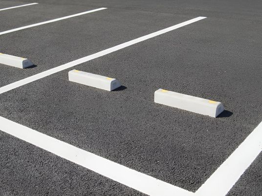 駐車区画の白線と車止め