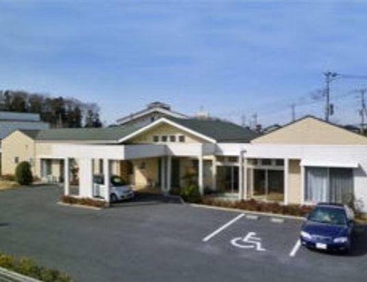 明るい日中の外観