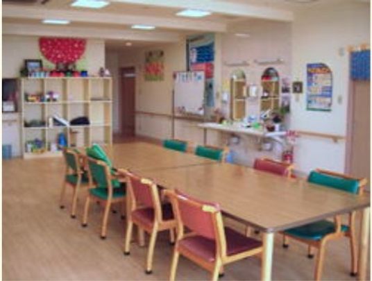 明るく広々とした食堂